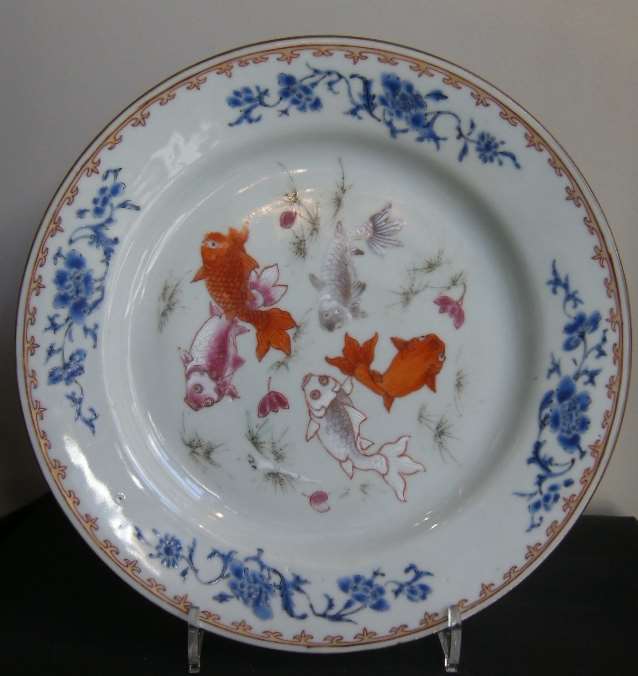 Plate of the Famille rose decorated with 5 fish in the seabed